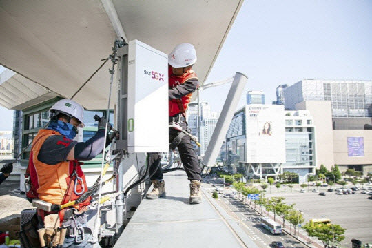 정부가 오는 25일 농어촌 5G 공동망 시범 상용화에 나선다. 사진은 SK텔레콤이 5G 기지국을 설치하는 모습. SK텔레콤 제공